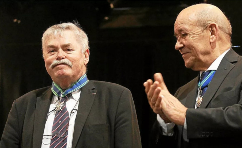 ® Photo archives Le Télégramme : André Le Berre et Jean-Yves Le Drian après la remise de croix de commandeur du Mérite Maritime.au récipiendaire.