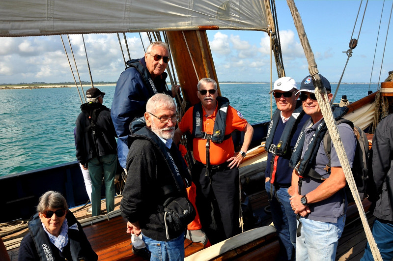 © DR : Moment convivial à bord de la Bisquine la Cancalaise lors de l'assemblée générale de la section Finistère de la fédération nationale du Mérite Maritime en 2018. De gauche à droite :Maryvonne et Christian Wozniack, Alain Le Venec, André Le Berre, Claude Laurent, CA Frédéric Damlaimcourt, SNSM du Finistère.