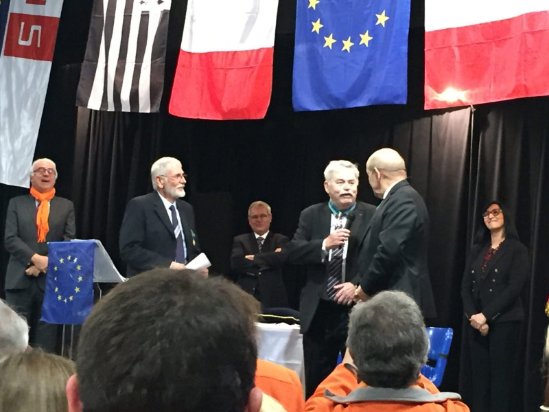© DR : Le 13 avril 2019, le ministre des affaires étrangères Jean-Yves Le Drian remet la croix de commandeur de l'ordre national du Mérite Maritime à André Le Berre, en présence notamment du président de section Finistère du Mérite Maritime, Christian Wozniak.