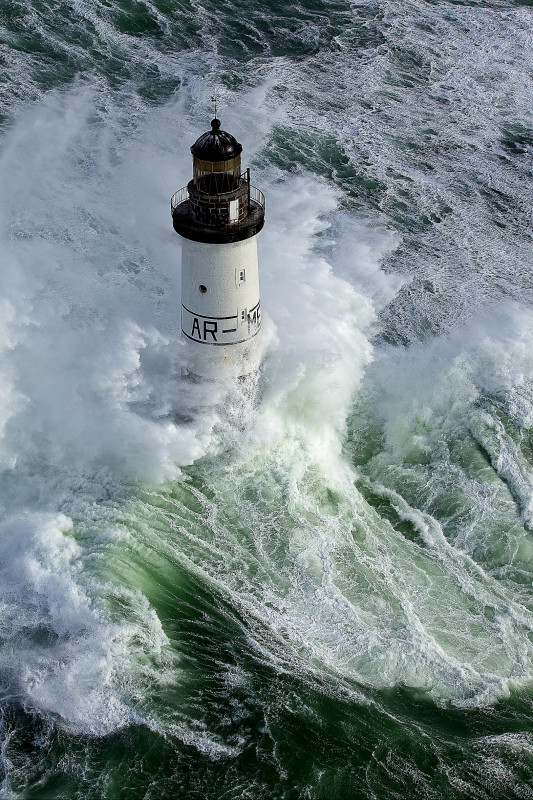 © Jean Guichard : Le brassage de l'océan au pied du phare.