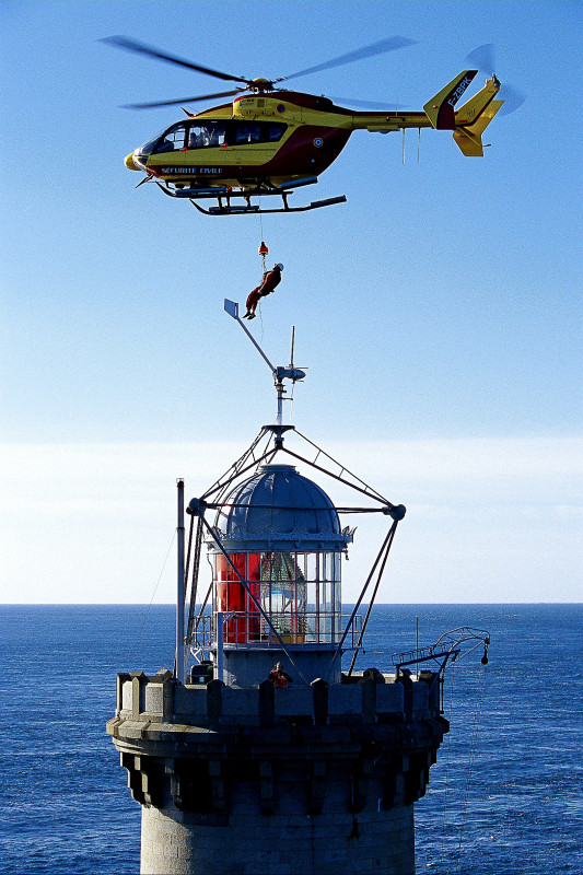 © Jean Guichard : Hélitreuillage d'un agent des phares et balises  par l'équipage de l'EC 145 de la sécurité civile de Pluguffan.