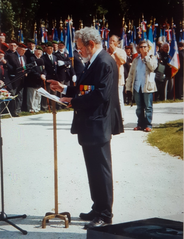 Jean Kéromnès présidant une cérémonie d'hommage devant le monument aux morts en indochine et en Corée de l'Hôpital-Camfrout