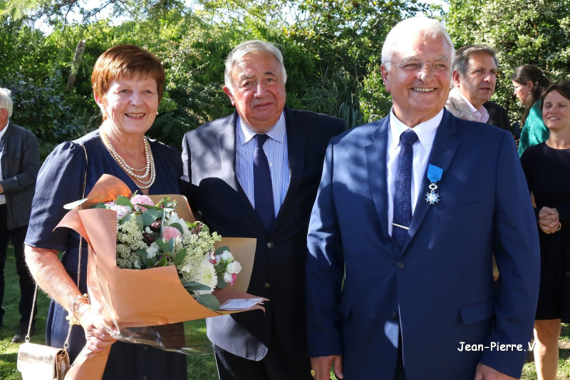 De gauche à droite : Madame Séité, Gérard Larcher, Joseph Séité décoré des insignes de Chevalier dans l'ordre national du Mérite.