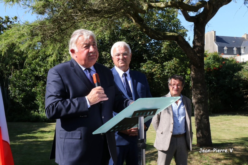 Joseph Séité décoré par Gérard Larcher à Roscoff