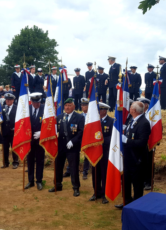 © Eric Berthou : Une trentaine de porte-drapeaux étaient  présents à cette cérémonie hautement symbolique en hommage aux marins morts au combat pour la France à Mers-el-Kébir.
