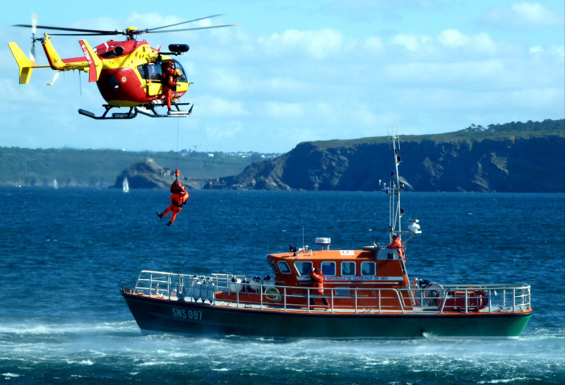 © Christian Wozniak : L'EC145 de Dragon 29 en hélitreuillage au dessus du CTT SNS 097 Notre-Dame de Rocamadour.
