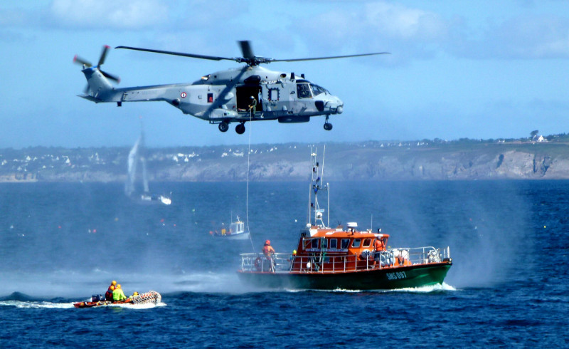 © Christian Wozniak : NH90 Caïman en hélitreuillage au dessus du CTT SNS 097 de Camaret.
