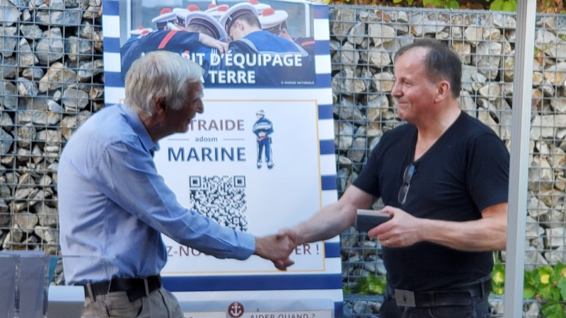 © Christophe Moqueur : Le maire de Landévennec Roger Lars remet la médaille frappée de Landévennec à Eric Berthou