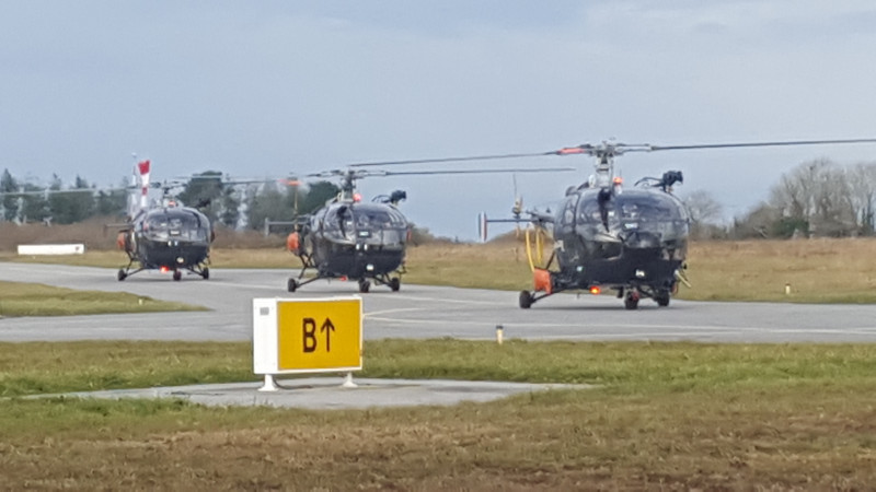 EB Arrivée du dernier vol en formation de l'Alouette III sous le ciel de Lanvéoc-Poulmic