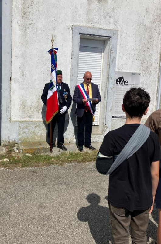 DR : Hommage devant l'ancien abri du canot de sauvetage  sur l'île Molène, à Michel Coroller et aux 21 hommes parti le 19 juin 1940 rejoindre les îles Scilly et les forces de la France libre.