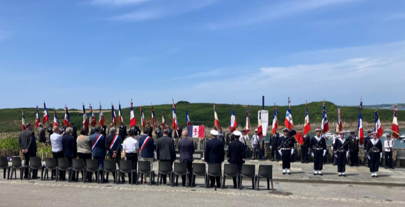 DR : Cérémonie avec la garde d'honneur de la Marine nationale.