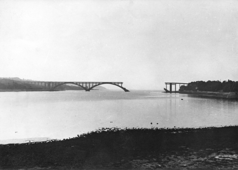© Collection Nicolas Lanvoc : Pont Albert Louppe dit pont de Plougastel, dont la première arche a été détruite par les allemands en 1944.