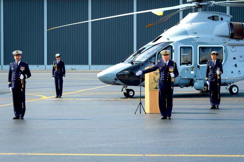 ©Marine nationale : Discours de reconnaissance du CA Serge Borderies commandant ALAVIA à l'adresse du nouveau commandant de la flottille 32F lors de sa cérémonie en présence du CV Cécile Dumont d’Ayot. 