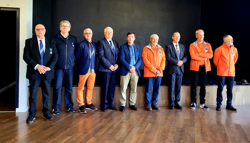 DR : De gauche à droite : Quatre membres de la section Finistère de la Fédération nationale du Mérite Maritime, le maire de l'île de Batz, les trois récipiendaires et le représentant du délégué départemental de la SNSM du Finistère.