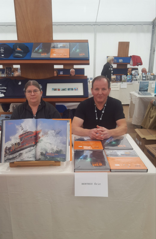 © photo SNSM de Trévignon-Concarneau : l'auteur du livre collectif Secrets de mer, président et la trésorière de l'association éditrice embarqués au 38e festival Livres et mer de Concarneau 2023.