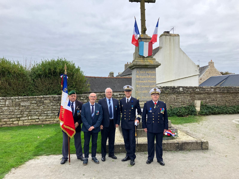 DR : De droite à Gauche, René Stéphan, Ingénieur général hors-classe (2s), Serge Chiarovano, administrateur de seconde classe des affaires maritimes, le récipiendaire, Joël Ruz, président, Claude Laurent, secrétaire, François Gobin porte drapeau de la section du Finistère de la fédération nationale du Mérite Maritime.