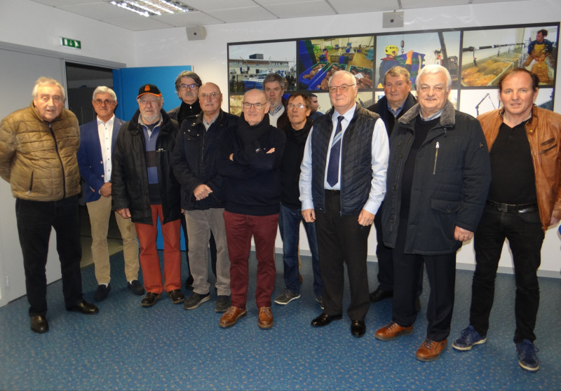 ©Patrick Chevalier Ouest France  Photo de groupe à la réunion de secteur du Mérite Maritime du Finistère à la criée de Roscoff