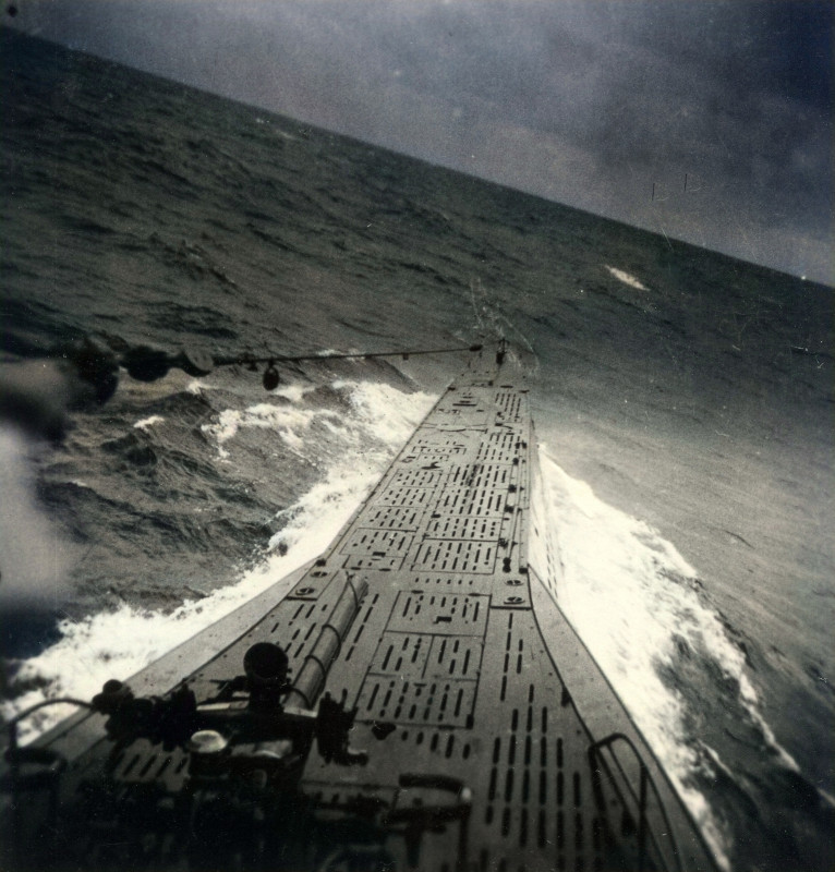 © Collection Nicolas Lanvoc : U Boot 371 en patrouille  roulant bord sur bord en surface.