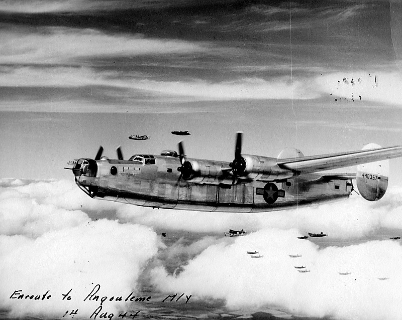 DR : NARA-Bombardier américain B24 en  mission.
