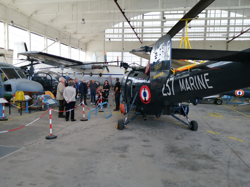 © Photo Christian Wozniak : Sur la gauche de l'image apparait le nez d'un Lynx WGB de la 34F BAN de Lanvéoc, une Alouette II, 22S Lanvéoc et la bulle d’un hélicoptère Bell 47, premier aéronef en service dans l'aéronavale française En arrière plan, un North 262 avion de servitude de la 2S à la base de Lann-Bihoué. Au premier plan, une Alouette III numéro 237 de la flottille 22 S de la BAN de Lanvéoc.