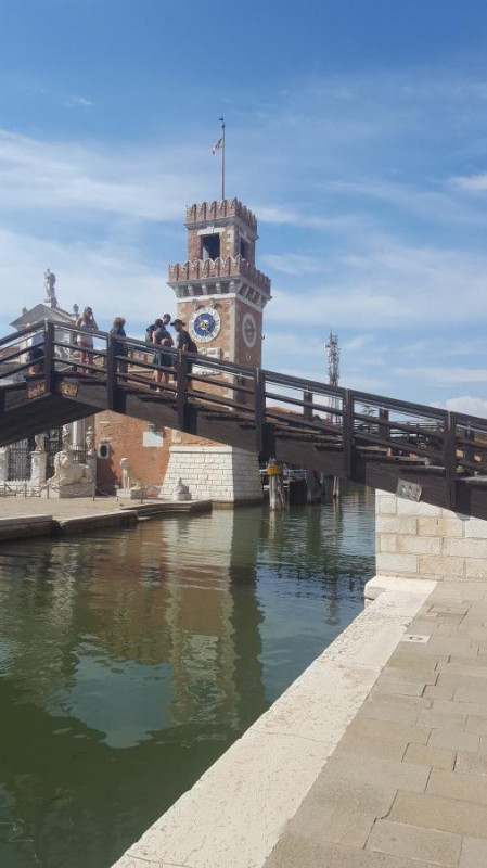 Eric Berthou - sous le pont représentant la porte sud de l’arsenal, on distingue le lion du Piré, prise de guerre au XVII ème siècle des vénitiens en Grèce, alors sous occupation turque.