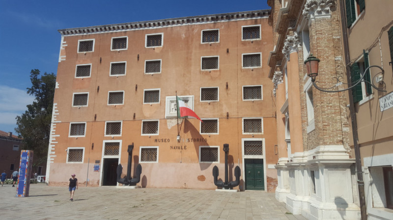 Eric Berthou - façade du musée historique naval, édifice du XV ème siècle, visible à deux pas de la station de vaporetto « Arsenale ».