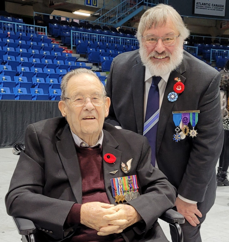 DR : M. Victor Burrill, Vétéran de la seconde guerre mondiale et Dr. Thierry Chopin, Professeur de Biologie Marine et Consul honoraire de France au Nouveau-Brunswick, Canada.