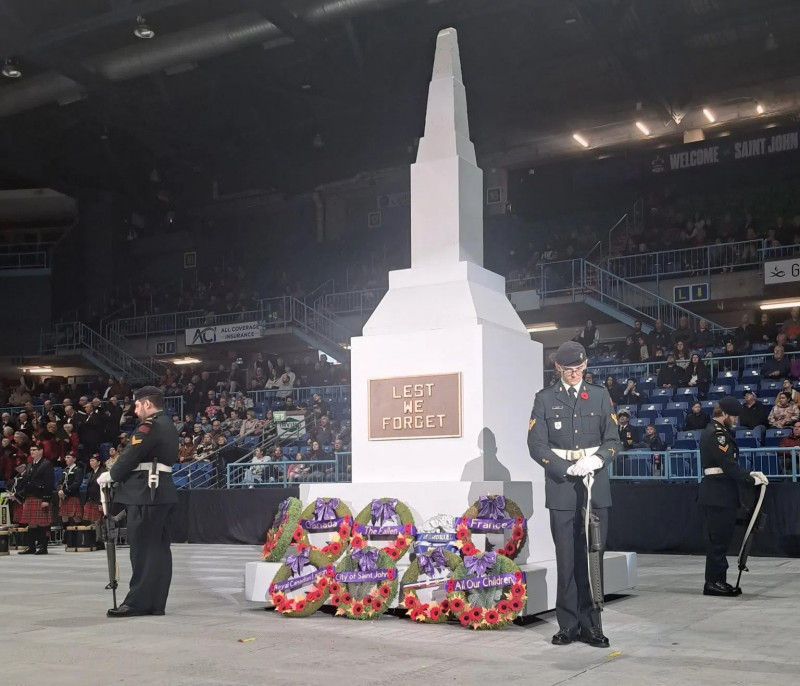DR : Cérémonie de commémoration du 11 novembre à Saint-John au Nouveau-Brunswick, Canada. 