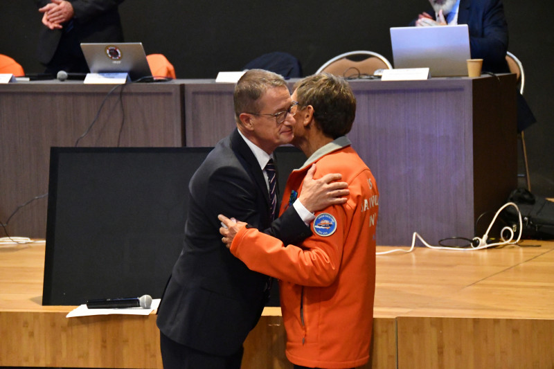 DR : Le CA Frédéric Damlaincourt, félicite Jean-Pierre Croguennec pour son  pArcours de marin dans la Marine nationale et à la SNSM de Roscoff depuis 1985.