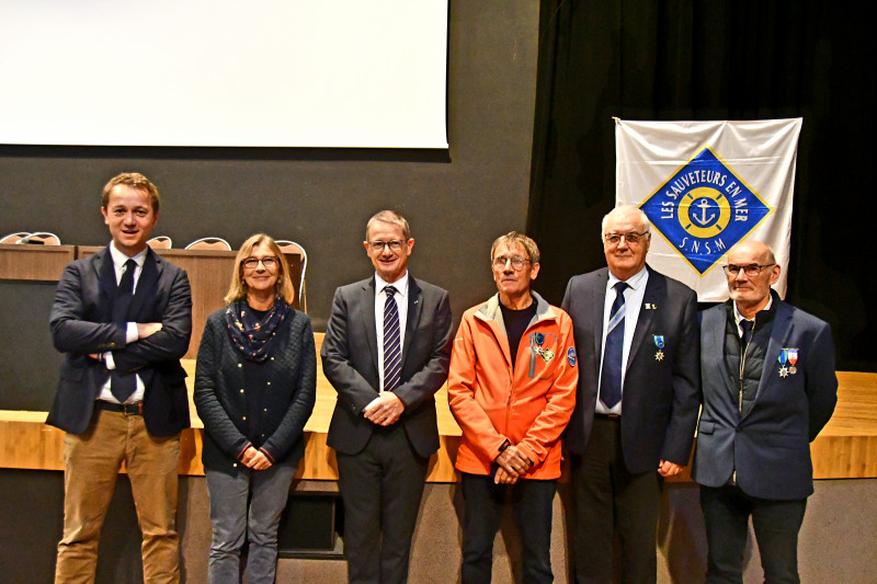 DR : 70 participants à l'assemblée Générale de la SNSM du Finistère à Saint-Pol-de-Léon. A gauche de l'image, Maël de Calan, président du conseil Départemental du Finistère, Odile Thubert-Montagne, maire de Roscoff, L'Amiral Frédéric Damlaincourt, Délégué Départemental de la SNSM du Finistère, Jean-Pierre Croguennec officier du Mérite Maritime, Joël Ruz, président de la section du Mérite Maritime 29, Claude Laurent vice-président. 