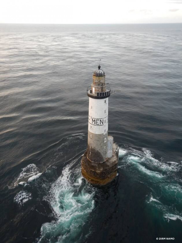 Photo DIRM NAMO - Vue aérienne de la tour du phare d'Ar- Men