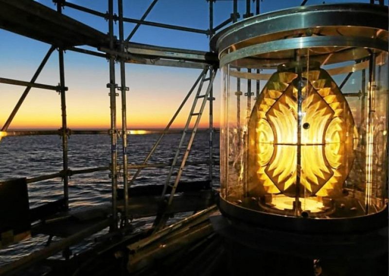 Photo DIRM NAMO - Lentille de Fresnel du phare d'Ar-Men. Elle est actuellement en restauration au service des phares et balises de Brest. Elle sera réinstallée à bord du phare en 2024.