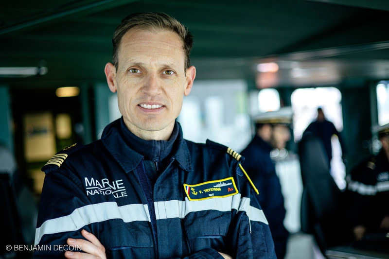 © Benjamin Decoin : le capitaine de vaisseau François Trystram à la passerelle de la FREMM Aquitaine.