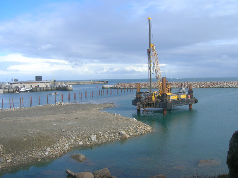 © Collection Joseph Séité : Travaux de création du port de plaisance au nouveau port de Bloscon, qui accueille déjà les ferries de la Britanny et une flottille de caseyeurs et de fileyeurs.