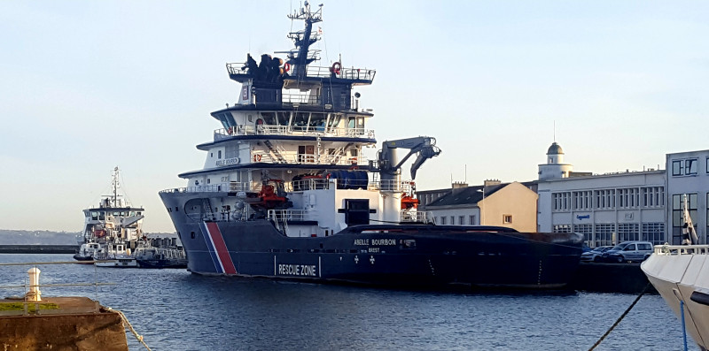  © EB le remorqueur hauturier (RIAS) Abeille Bourbon basé à Brest, sentinelle du rail d'Ouessant, passe  en alerte météo dès 30 nœuds de vent en baie de Camaret ou à l'abri de l'île aux cinq phares..  