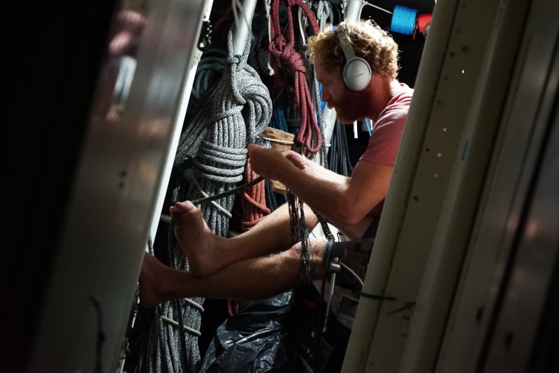 © Photo Marie Tabarly : Séance de matelotage à bord de Pen Duick VI durant l'Ocean Globe Race.