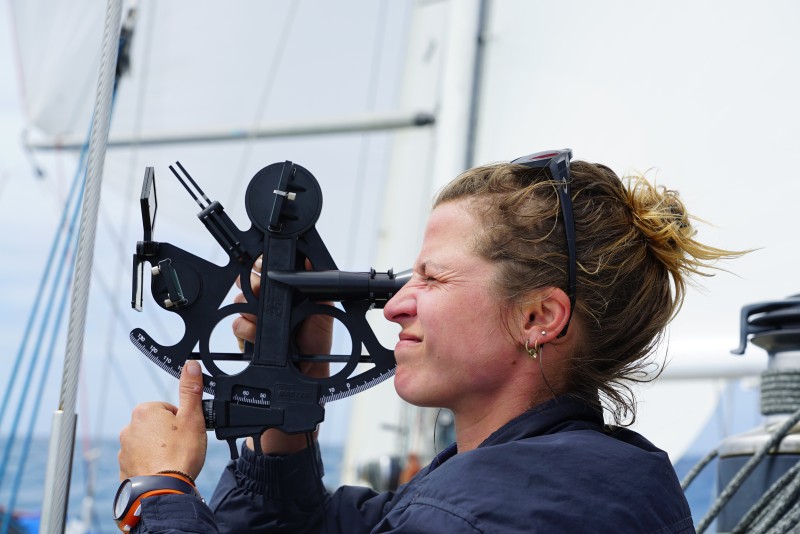 © Photo Marie Tabarly : Visée au Sextant durant la course Ocean Globe Race.