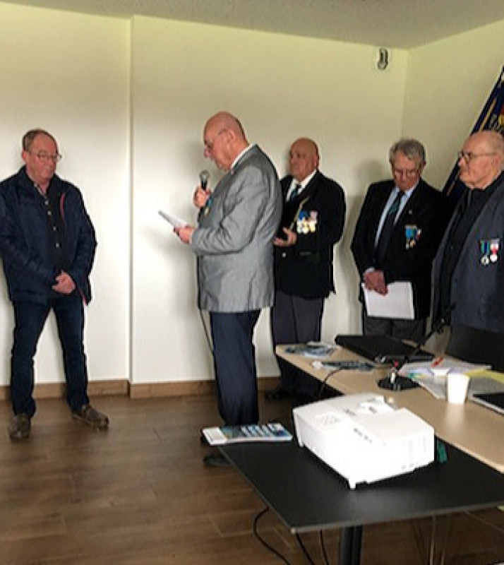 © Pierrick Berrou : Jean - Pierre Salaün officier du Mérite Maritime remet la croix de chevalier du Mérite Maritime à Yann Rumeur, chef mécanicien et capacitaire, lors de l'assemblée générale de Trégarvan le 25 mars.