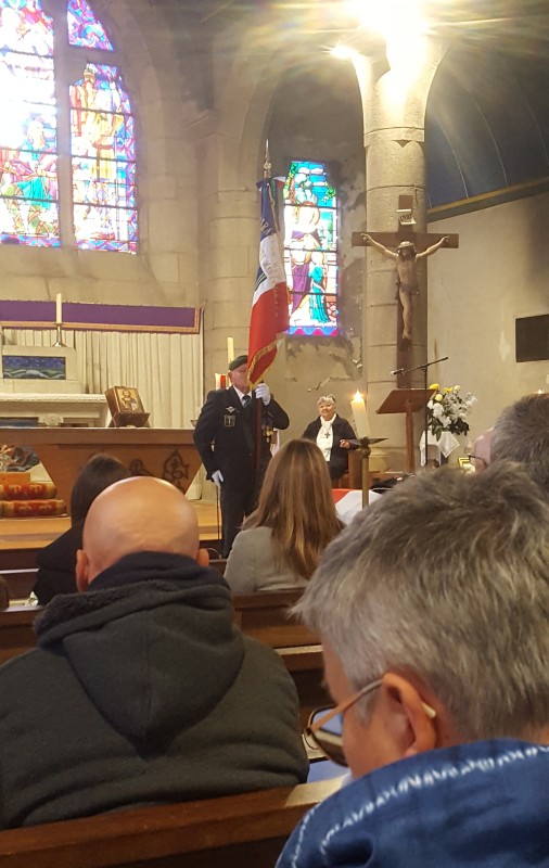 © Eric Berthou : Sous la voûte de l'église Saint-Rémi, Fanch Gobin porte drapeau du Mérite Maritime Finistère, rend hommage à Jean-Luc Person devant son cercueil. 