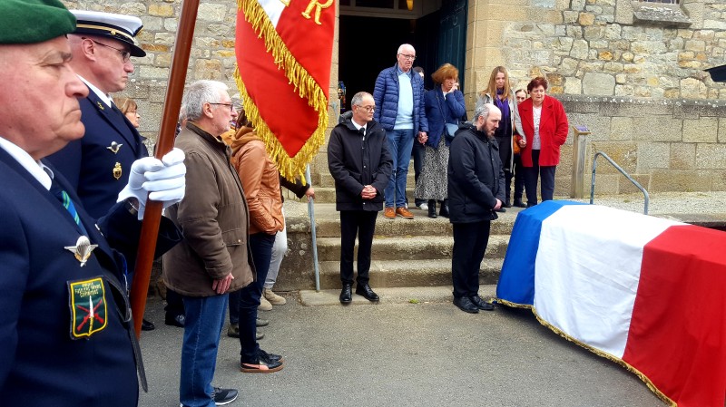 © Eric Berthou :  Le porte drapeau du Mérite Maritime Finistère Fanch Gobin et un officier de Marine rendent les honneurs à Jean-Luc Person à la sortie de l’église.