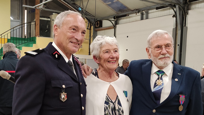 DR Maryvonne Wozniak : Christian Wozniak, vice-président de la Fédération nationale du Mérite Maritime, Marie Thérèse de Kergariou Commandant honoraire, Médecin formateur au SDIS 29 et le Commandant honoraire des pompiers Gilbert Gire.