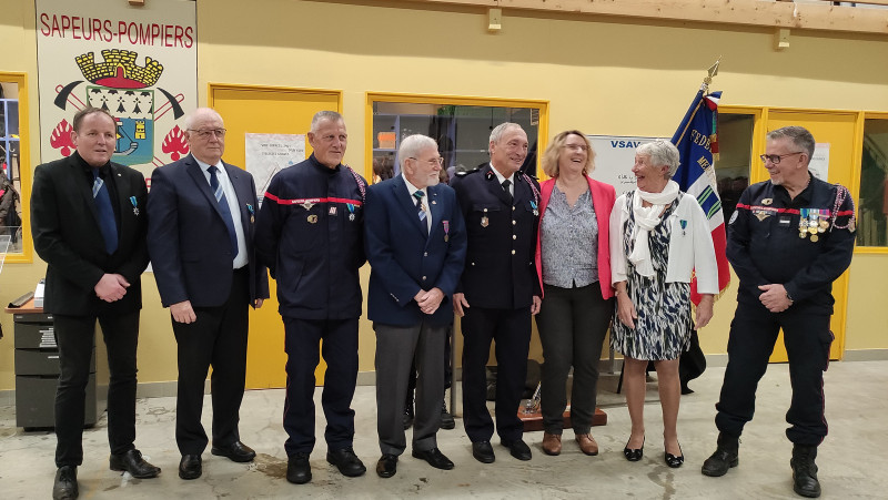 DR Maryvonne Wozniak : En partant de la droite, Jos Neysus, Adjudant-Chef, Marie Thérèse de Kergariou Commandant honoraire, Médecin-formateur au SDIS 29, Chantal Le Goff Lieutenant-Colonel adjointe au chef de bureau des pompiers volontaires et de l'engagement citoyen au ministère de l'intérieur, Gilbert Gire, Commandant honoraire des pompiers, récipiendaire de l’ordre du Mérite Maritime, Christian Wozniak, vice-président de la Fédération nationale du Mérite Maritime, Jean-Luc Fiacre, Adjudant-Chef, Joël Ruz président de la section Finistère du Mérite Maritime, Eric Berthou, Webmaster et membre du bureau de la section 29 du Mérite Maritime.