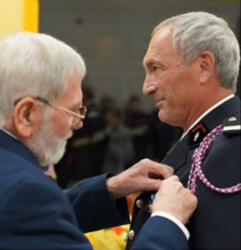 DR SDIS : Christian Wozniak, vice-président de la Fédération nationale du Mérite Maritime, remet les insignes de Chevalier du Mérite Maritime au Commandant honoraire des pompiers Gilbert Gire.