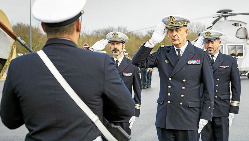  © Photo : Sarah Lacarrer-Marine nationale. De gauche à Droite, le Commandant de la BAN, Capitaine de Vaisseau Max Blanchard, le Préfet Maritime, Vice Amiral d'Escadre Jean-François Quérat, le Commandant de la 32F, Capitaine de Corvette Sébastien Bayet.