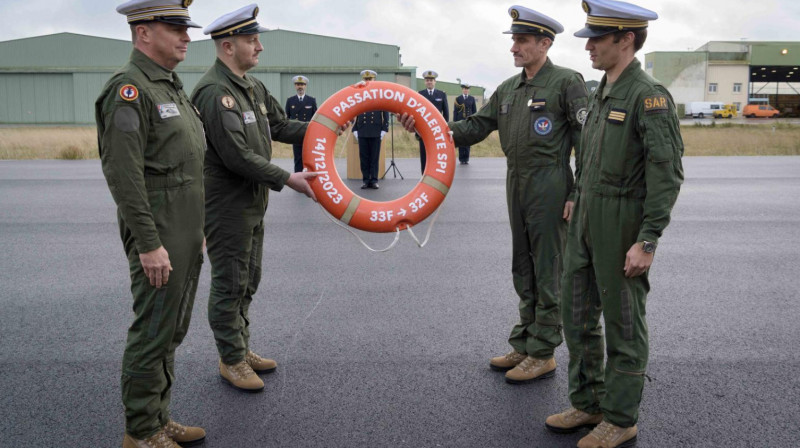 © Photo : Sarah Lacarrer-Marine nationale. Passage symbolique d'une bouée couronne de la flottille 33 F à la 32 F.