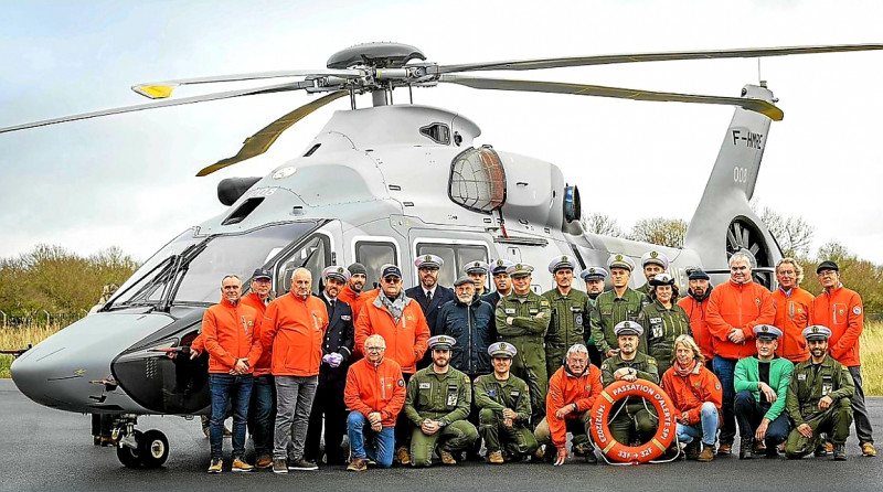 © Photo : Sarah Lacarrer-Marine nationale. Equipage des marins de l'aéronavale devant le dernier hélicoptère d'Airbus H160 avec des présidents de stations SNSM, dont un sauveteur côtier SDIS. A noter aussi la présence d'un ancien sauveteur issu de l'aéronavale, Christian Wozniak vice-président de la Fédération nationale du Mérite Maritime. Une première ! 