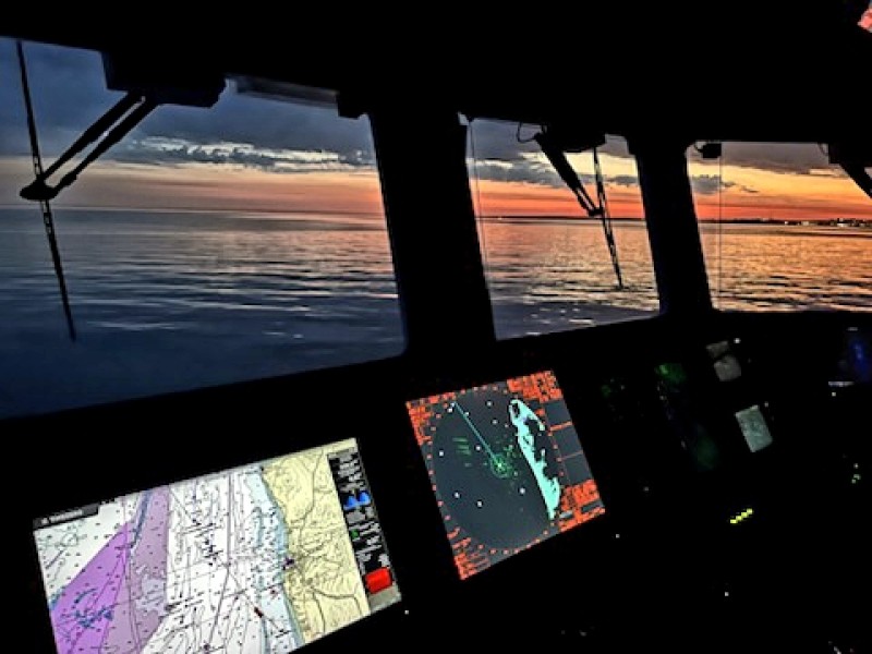 © Cdt Stéphane Devey PM43 : veille passerelle de nuit à bord du PM43 Jeanne Barret.