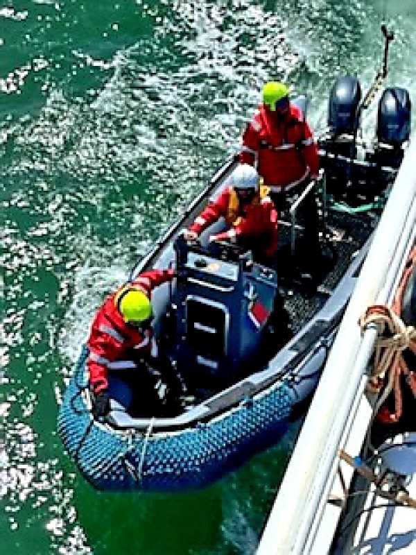 © Cdt Stéphane Devey PM43 : Mise  à l'eau d'un semi rigide et de son équipage pour une mission d'assistance par mer formée.