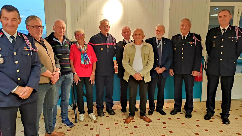 © Photo : Maryvonne Wozniak : De gauche à droite : Eric le Brun, Chevalier du Mérite Maritime Joseph Neysius, Chevalier du Mérite Maritime Roger Darchen, Chevalier du Mérite Maritime Marie-Thérèse De Kergariou, Chevalier du Mérite Maritime Jean-Luc Fiacre, Chevalier du Mérite Maritime Frédéric Toullec, référent SAV 3 SDIS 29 Chevalier du Mérite Maritime Christian Wozniak, Commandeur du Mérite Maritime Gilbert Gire, Chevalier du Mérite Maritime Gildas Morvan chevalier du Mérite Maritime, Bertrand Gauthier, Chevalier du Mérite Maritime. Au centre de l'image on reconnait Jo Le Mérour, maire de Camaret-sur-Mer.