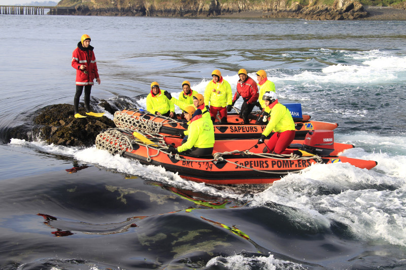 © photo Pascal Rossignol SDIS29 : Stagiaires SAV3 à la manoeuvre  sur des zodiacs semi-rigide d'intervention devant une roche affleurante à contre courant pour récupérer leur plongeur. On distingue Jean-Luc Fiacre avec sa tenue rouge de Chef de bord.